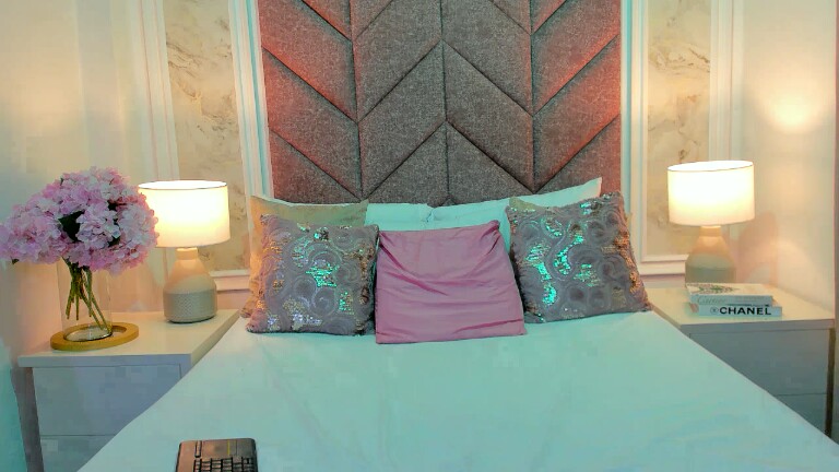 ScarletShinee's Streamate show and profile