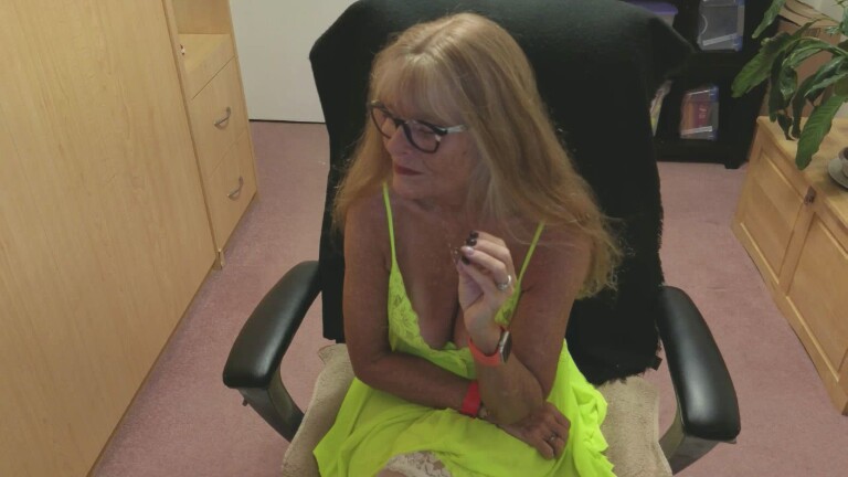 Redhotwifey's Streamate show and profile